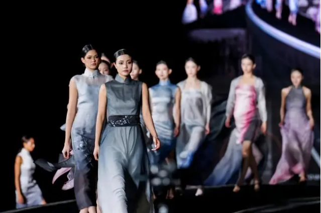 绣娘丝绸：中国非遗苏绣惊艳纽约时装周 